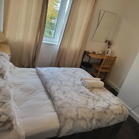 Petals Rm1 * Leeds (West Yorkshire)